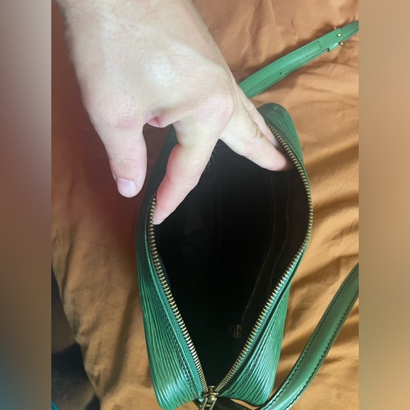 Louis Vuitton
Trocadéro leather crossbody bag
Good condition
Green, Epi Leather - Picture 5 of 5